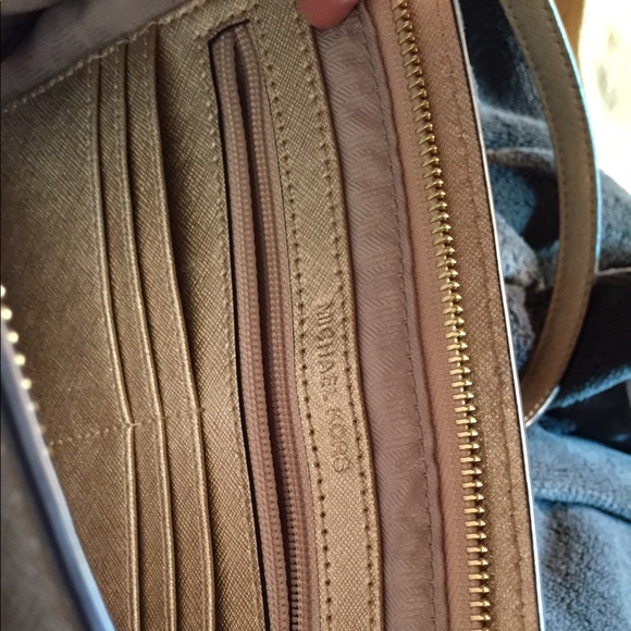 Michael Kors cross body gold - Picture 3 of 3